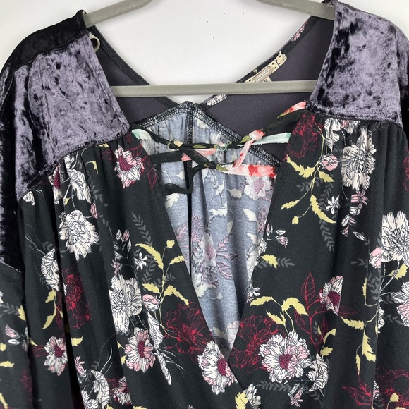 Gimmicks by BKE Floral Velvet Top Dolman Sleeve V-neck Medium Boho Black Gray - Picture 5 of 10